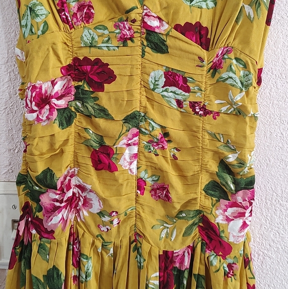 Floral Yellow V Neck Sleeveless Smocked Dress Travel Tropical Wine Vineyard - Picture 3 of 7